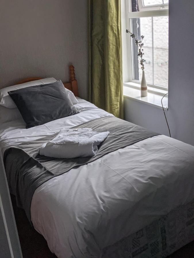 Crown Hotel Langholm Habitación foto